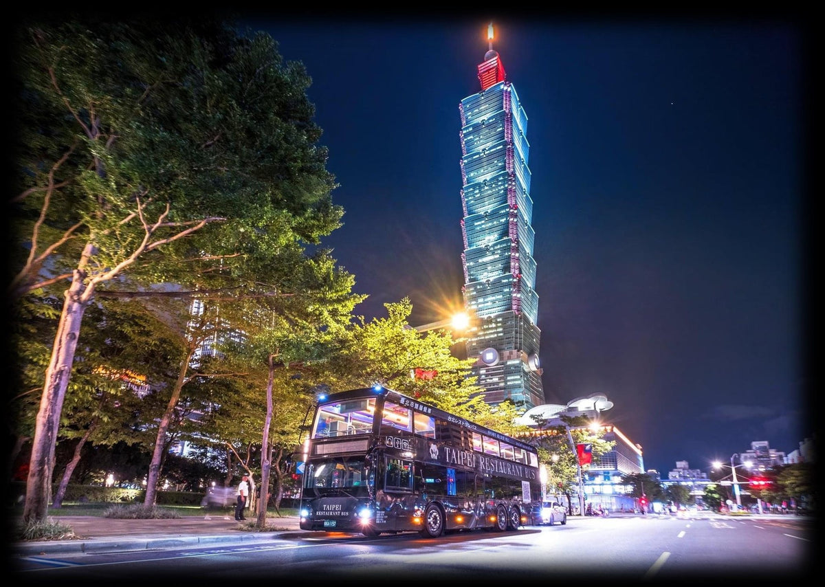 DAJI double-decker bus at Taipei 101
