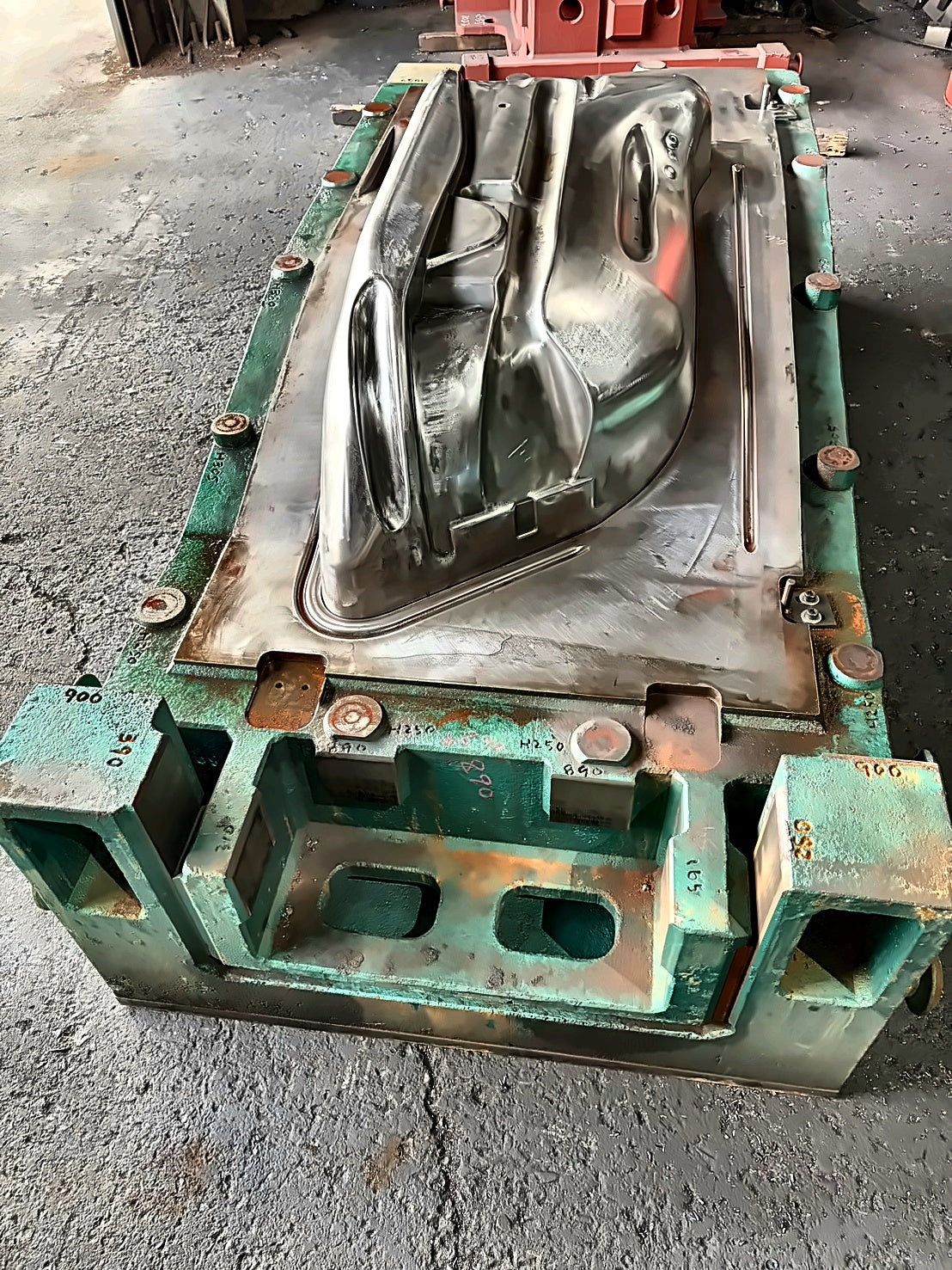 Stamping die for an inner body panel