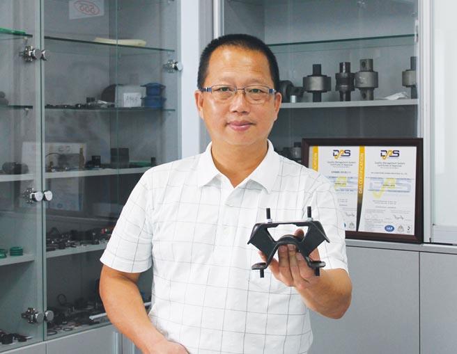 Guan Rong leadership on the factory floor