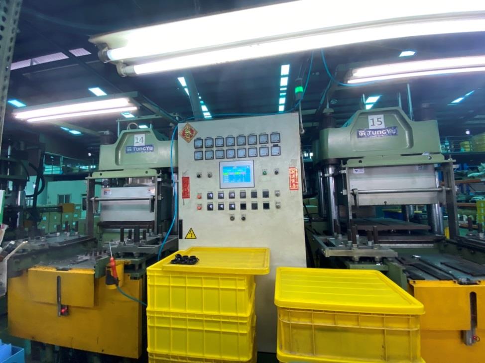 Guan Rong rubber molding production floor