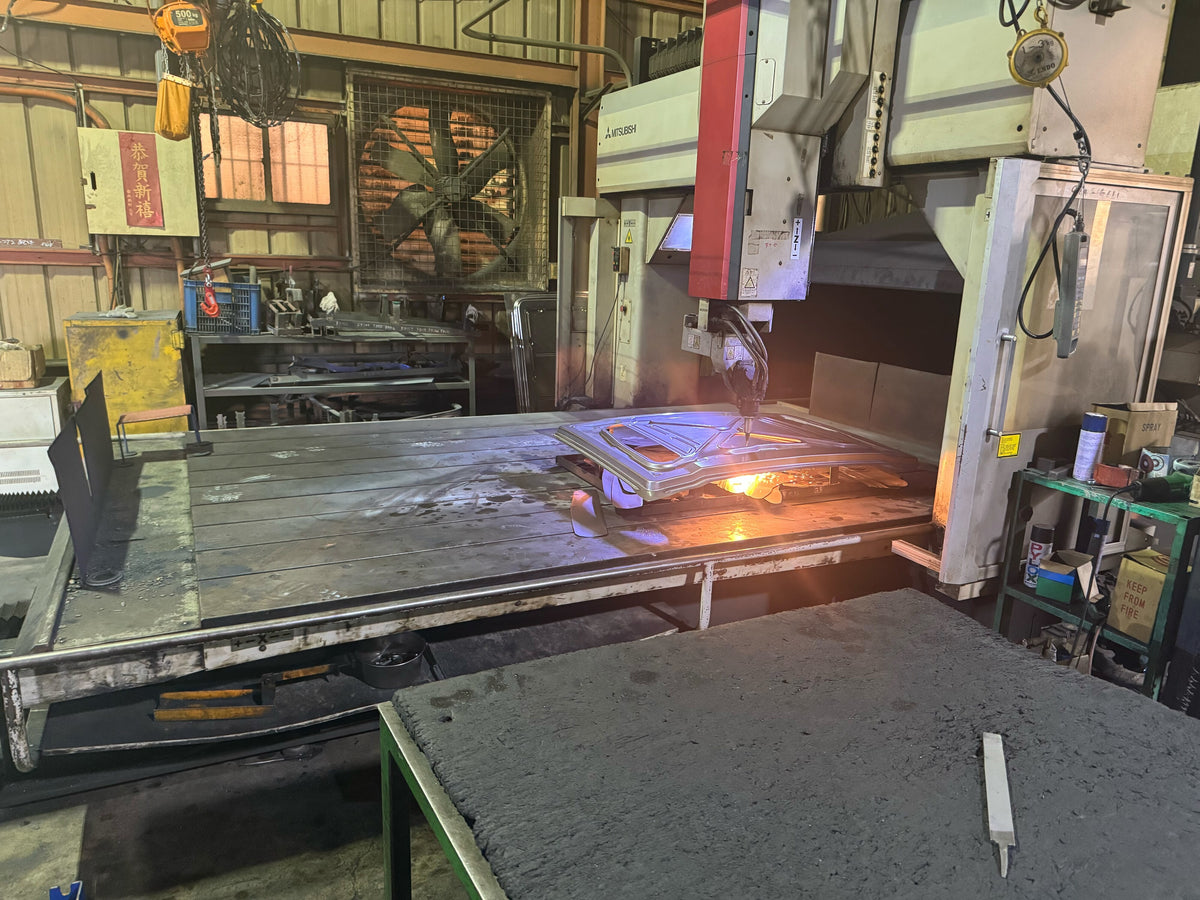 Gantry cutting a large steel plate