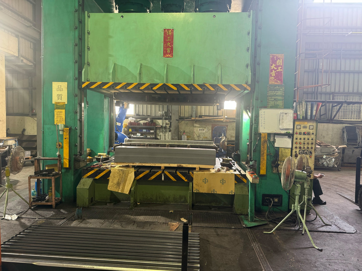 Large stamping press with a die set on the bed